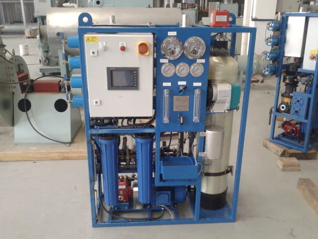 reverse osmosis desalination device