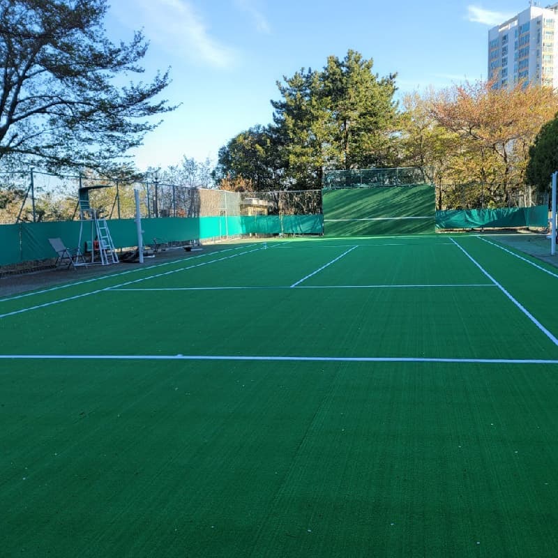 Artificial turf for tennis court