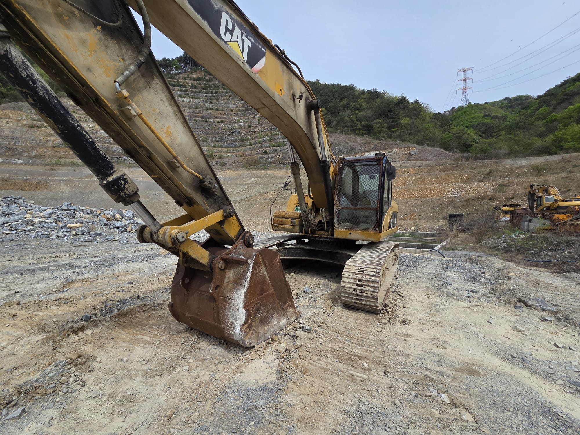 USED CRAWLER EXCAVATOR 2007 CATERPILLAR 325D