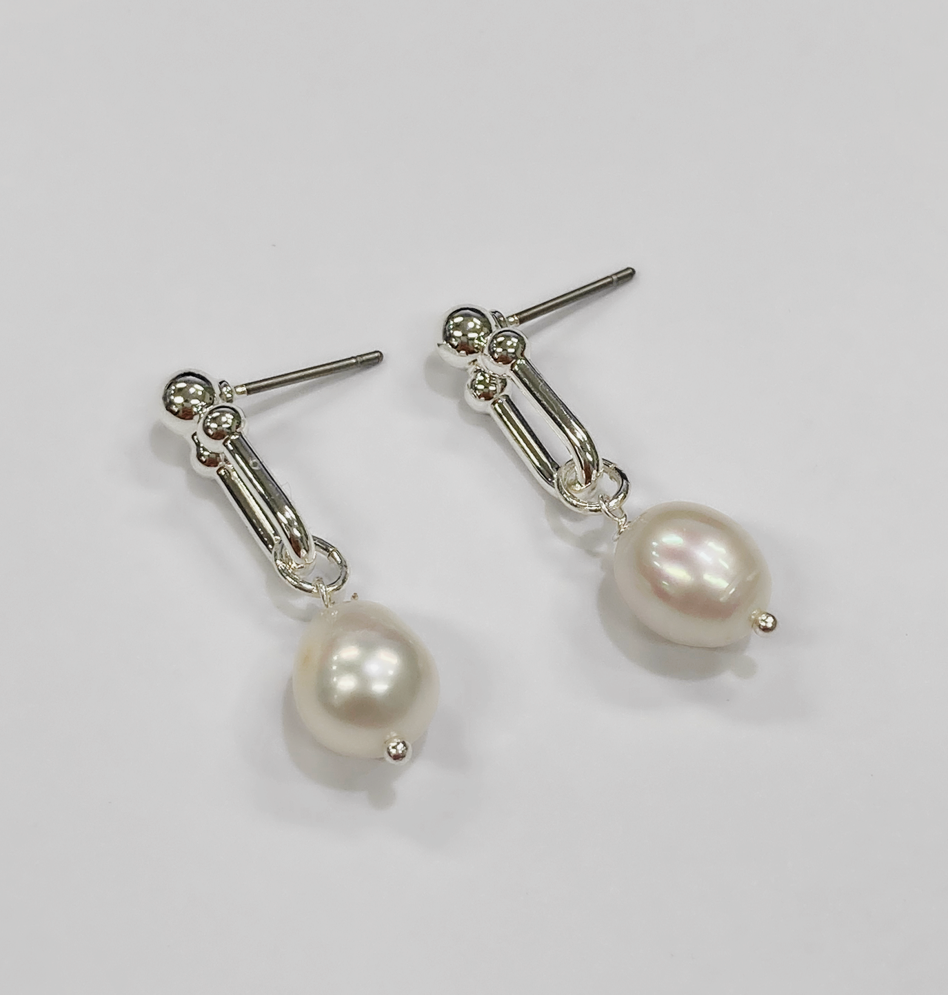 post earring with fresh water pearl