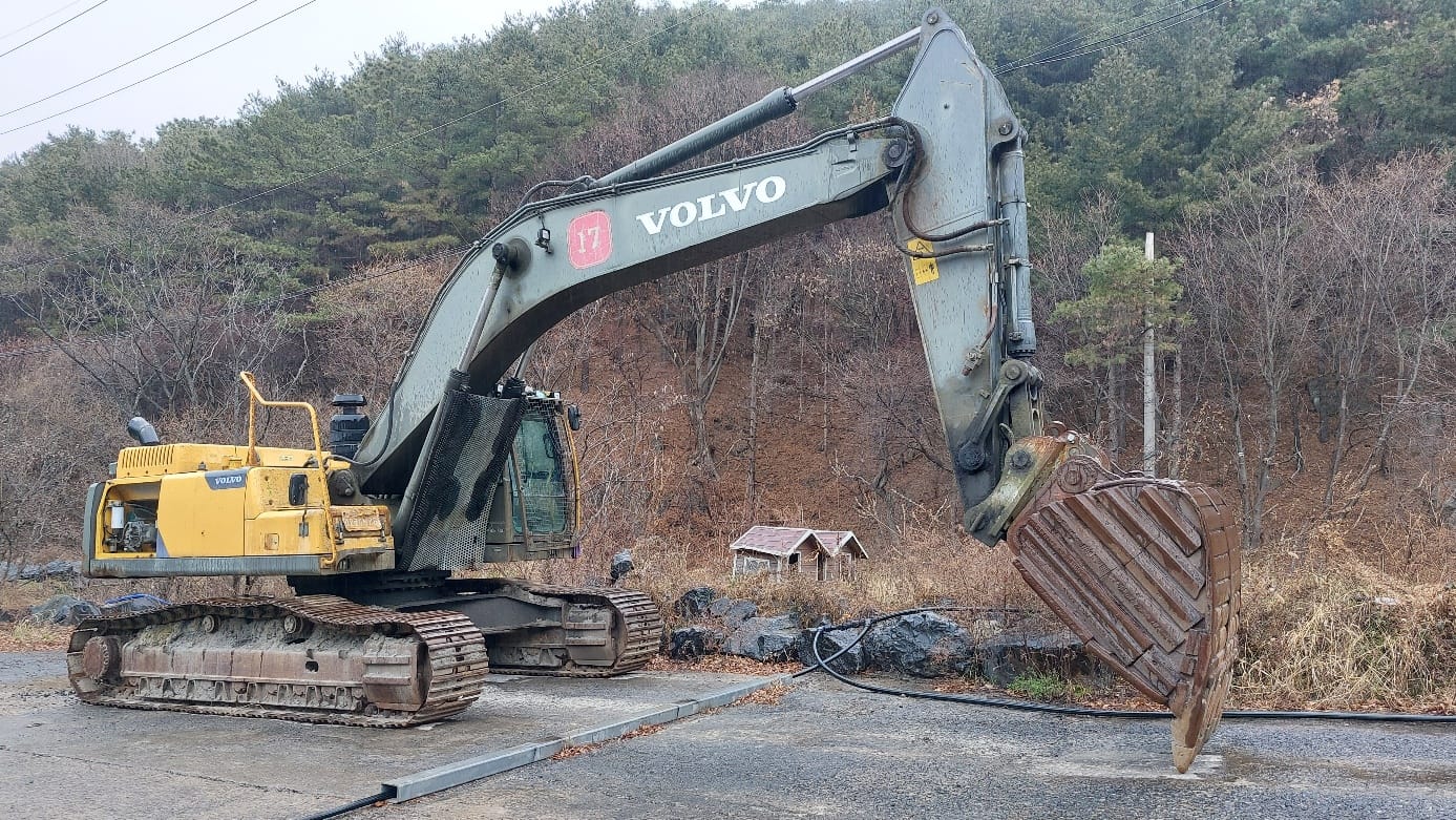 USED CRAWLER EXCAVATOR 2012 VOLVO EC300D