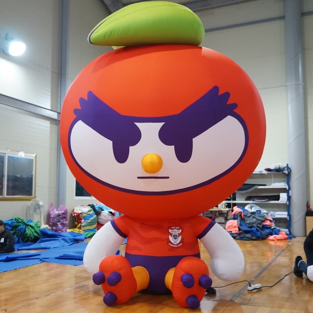 Hong_i with a fiery personality who plays soccer Inflatable