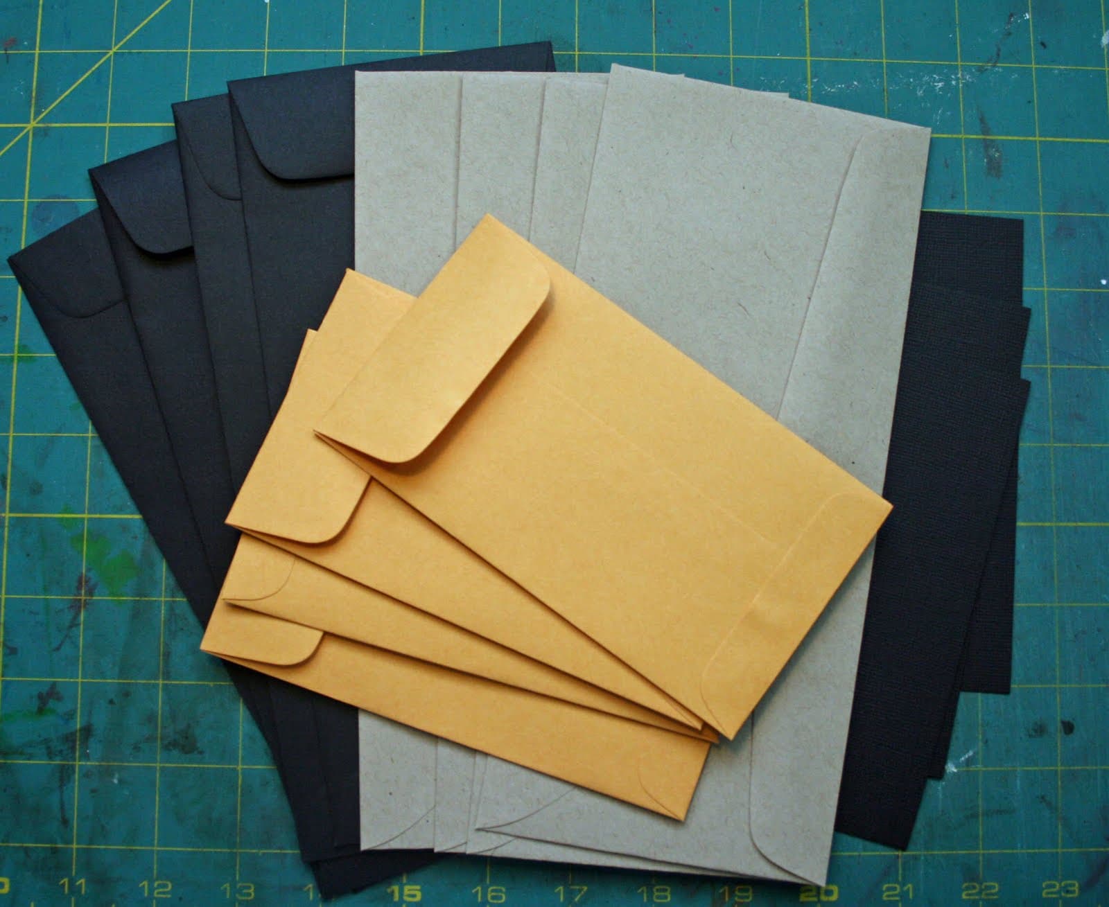 Конверт для бумаг 5 букв. Бумажный конверт на фоне досок. Конверт мокап. Envelope from paper. Paper Envelope Design \.