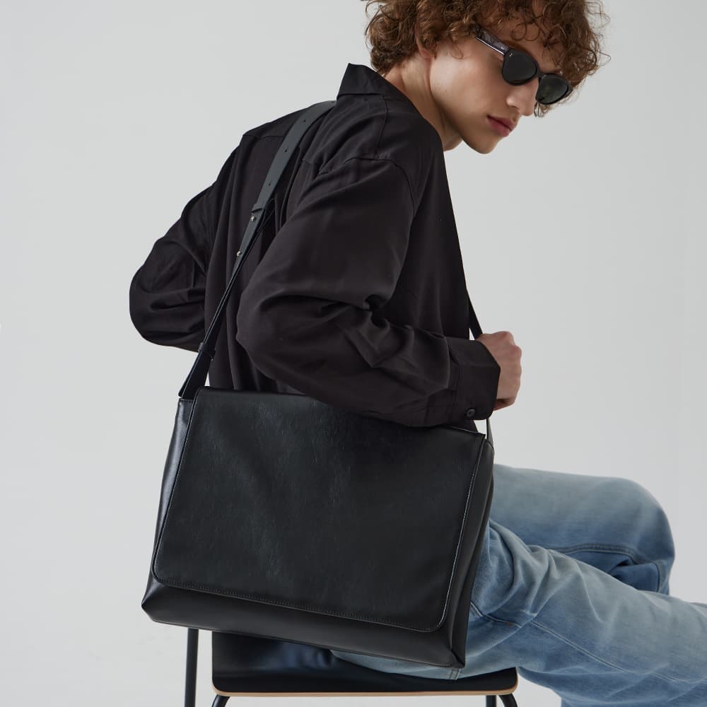 Mailman Laptop Shoulder Bag _ BLACK