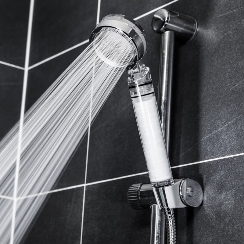 Filter shower head removes rust and fine impurities_