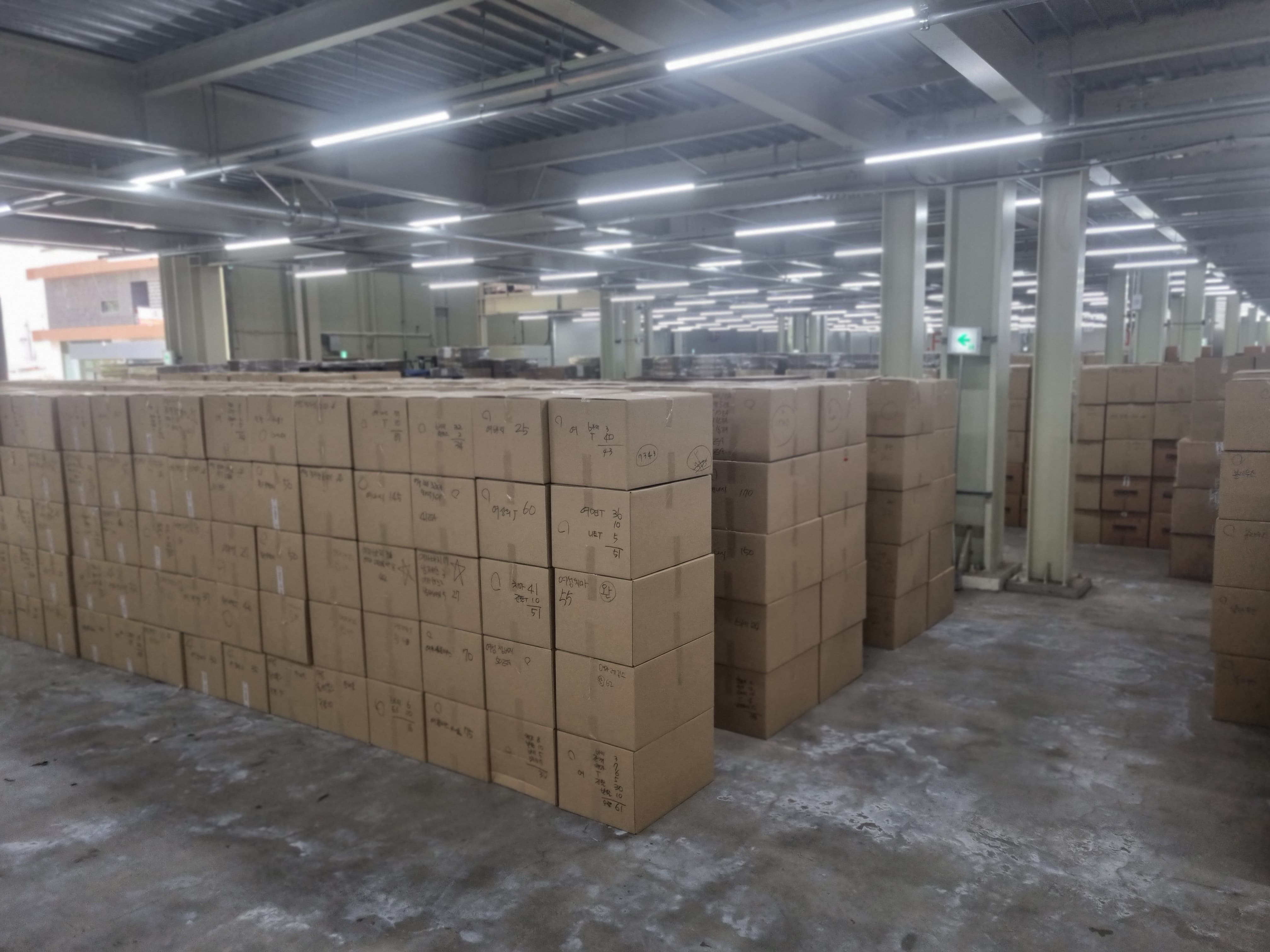 Hot deal warehouse lot clothes _mixed man and woman_ miscellaneous items full inventory acquisition