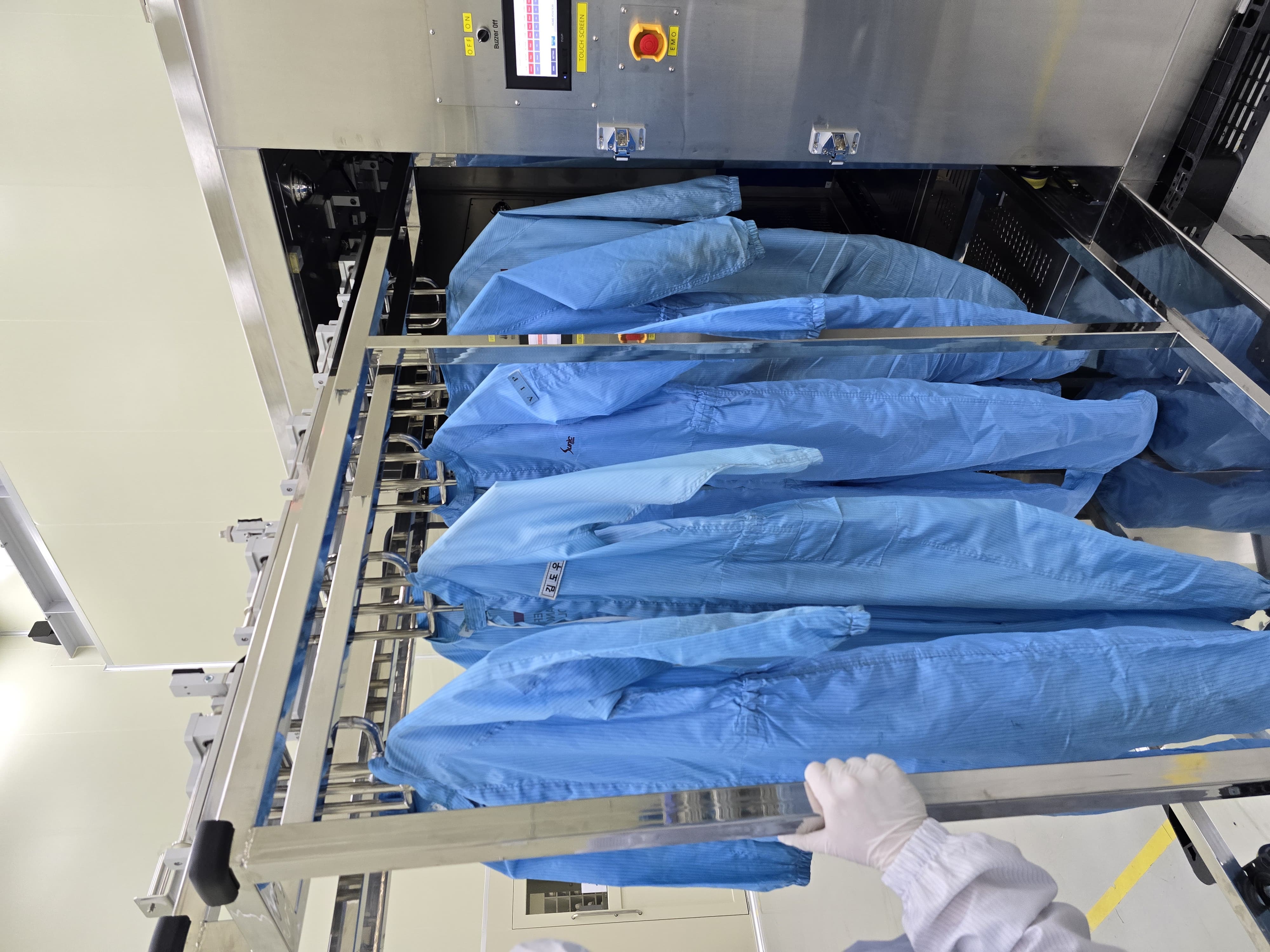Cleanroom coverall sterile equipment