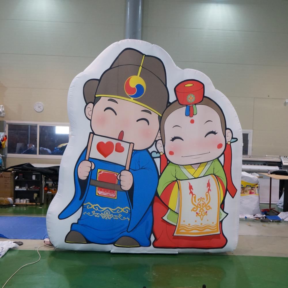 Korea_s representative bride and groom inflatable