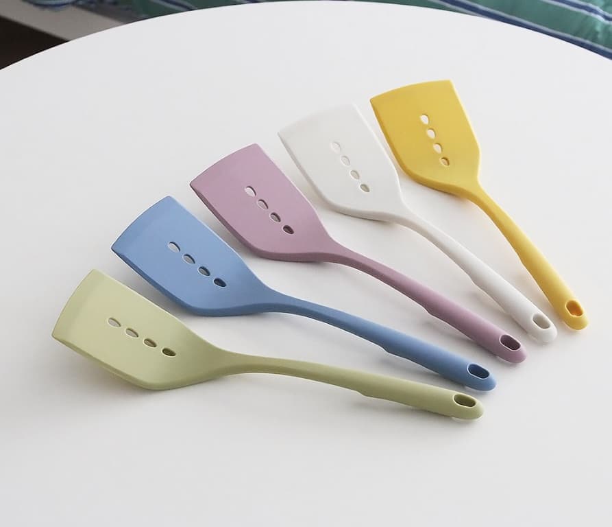Silicone turner