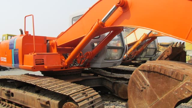 Used HITACHI Excavator EX200 in good conditio