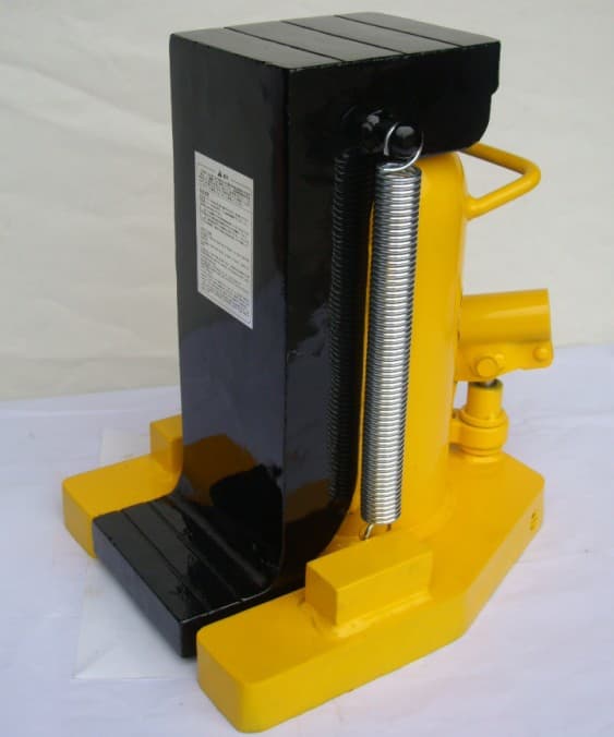 Hydraulic toe jack structure is compact and s