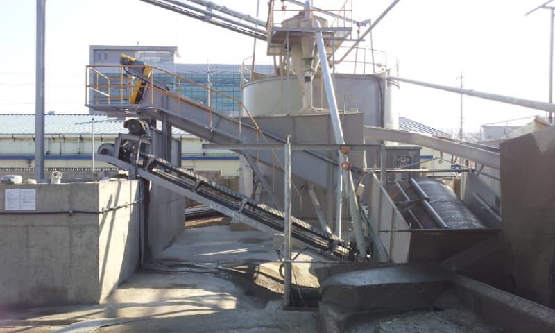 Recycling system for waste concrete