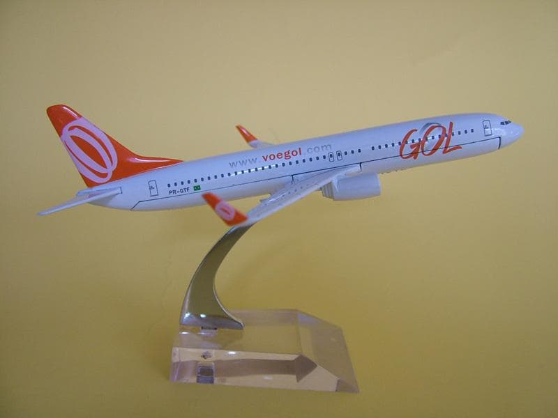 metal aircraft model B737-800 GOL