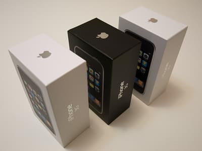 Apple iPhone 32GB 3GS Unlocked -------$300usd