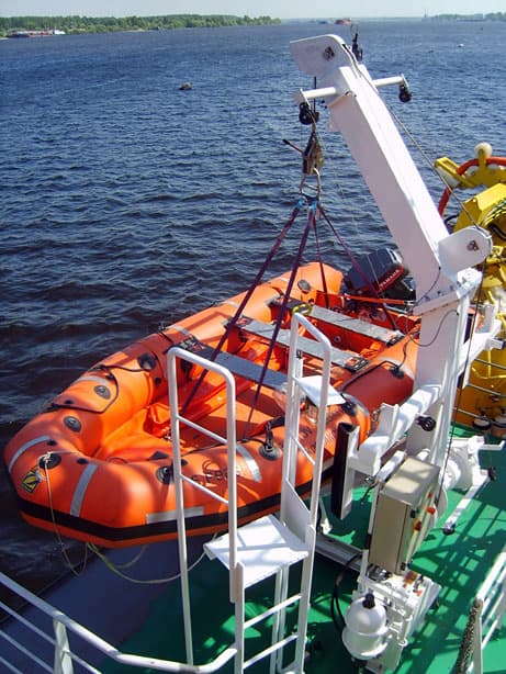 SHIP RESCUE BOAT SLEWING DAVITS