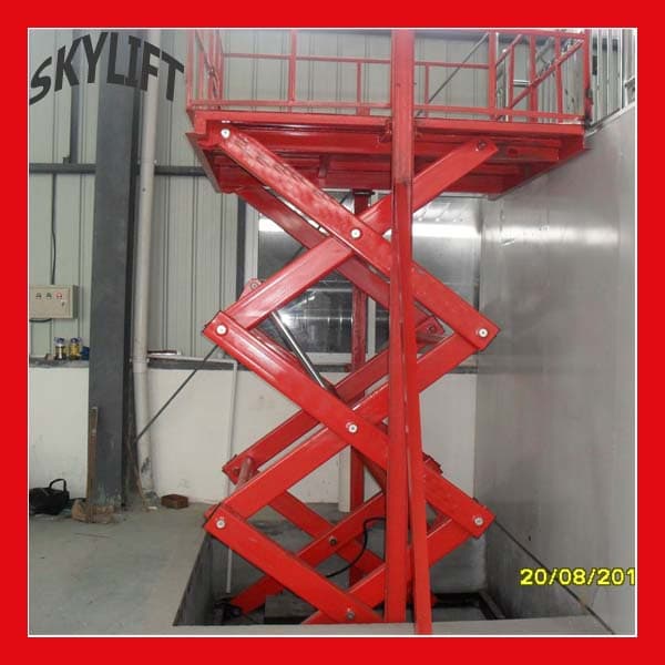 Hydraulic cargo lift