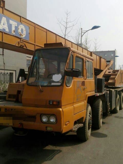 Used KATO Truck crane NK400E in good conditio