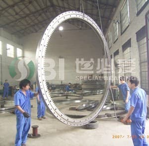 Large size slewing bearing for offshore crane