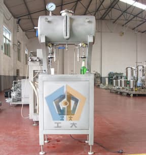 Bottle filling machine with double head