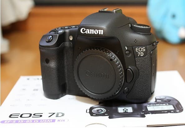 Original Canon EOS 7D 18MP Digital SLR Camera with 15-85mm