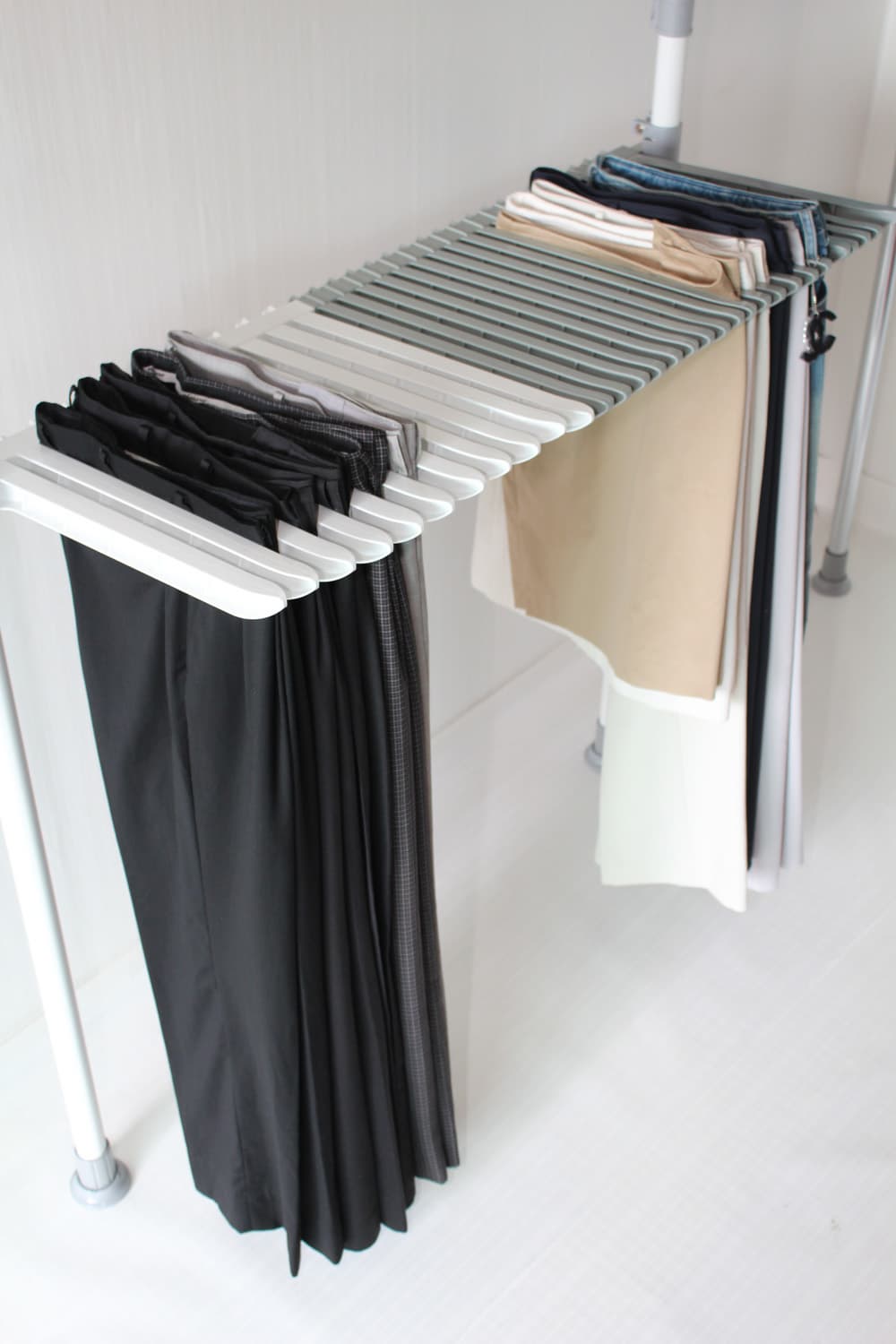 Clipless pants hanger rack